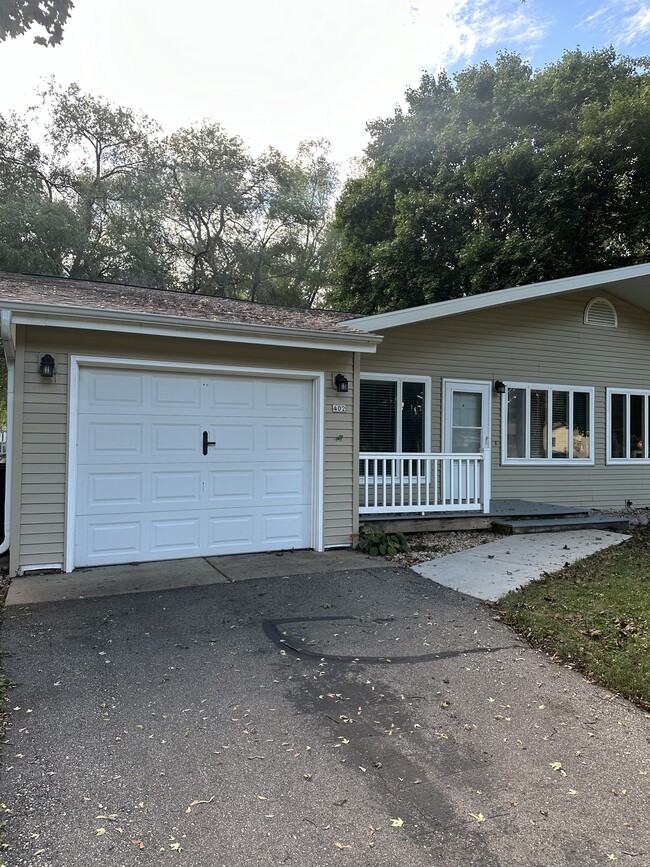 402 Estate Ln in Stoughton, WI - Foto de edificio - Building Photo