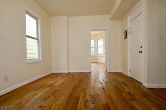 112 Chadwick Ave, Unit 2 in Newark, NJ - Building Photo - Building Photo