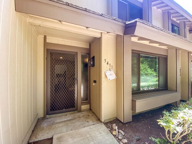 5411 Oakleaf Point in San Diego, CA - Building Photo - Building Photo