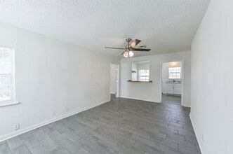 8229 Carolwood Dr in Houston, TX - Foto de edificio - Building Photo