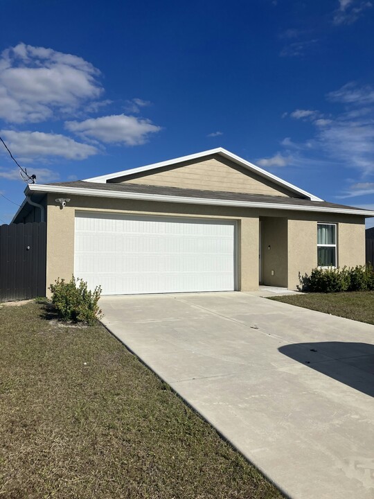 4109 NE 20th Pl in Cape Coral, FL - Building Photo