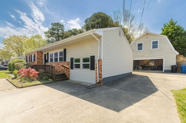 1013 Sherry Ave in Virginia Beach, VA - Building Photo - Building Photo