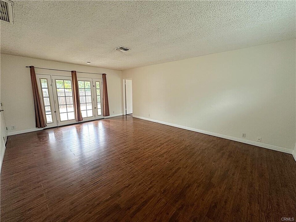 17947 Emelita St in Los Angeles, CA - Building Photo