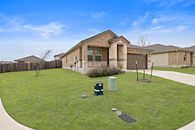 105 Grapefruit Rd in Hutto, TX - Building Photo - Building Photo