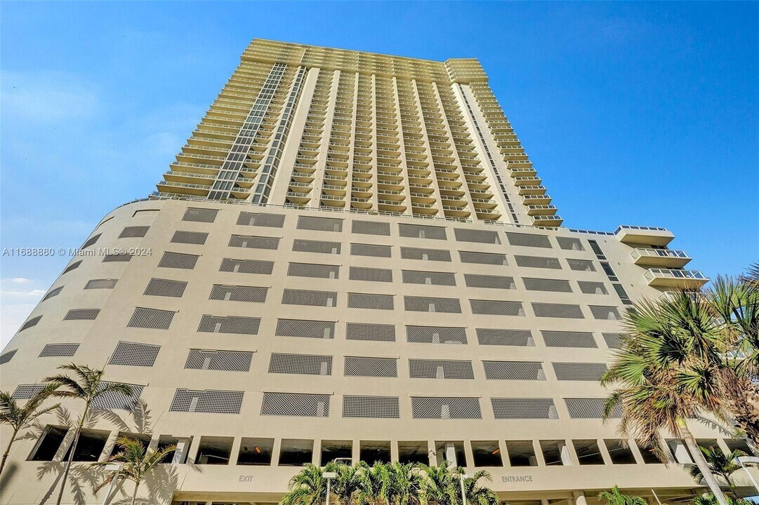16699 Collins Ave, Unit 4007 in Sunny Isles Beach, FL - Foto de edificio