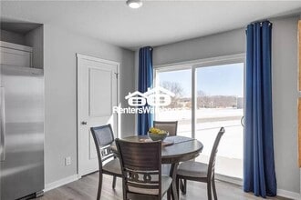 2205 Bugge Dr in Adel, IA - Foto de edificio - Building Photo
