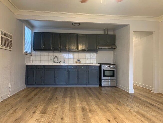 1234-1236 Rolland Curtis Pl in Los Angeles, CA - Building Photo - Building Photo