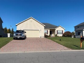 5055 Constitution Ln in Liverpool, NY - Building Photo