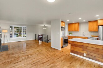 6124 123rd Ave NE in Kirkland, WA - Building Photo - Building Photo