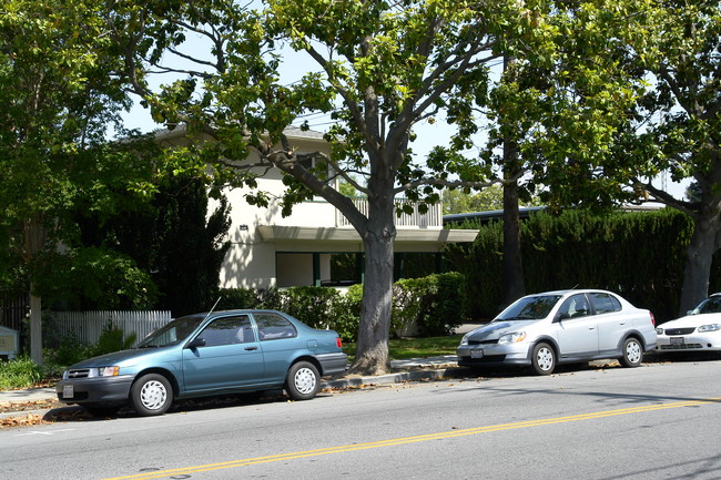 702 Oak Grove Ave in Menlo Park, CA - Building Photo - Building Photo