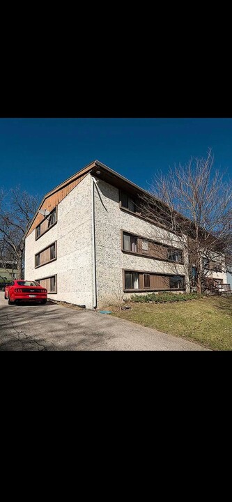 1100 Oakcrest St in Iowa City, IA - Building Photo