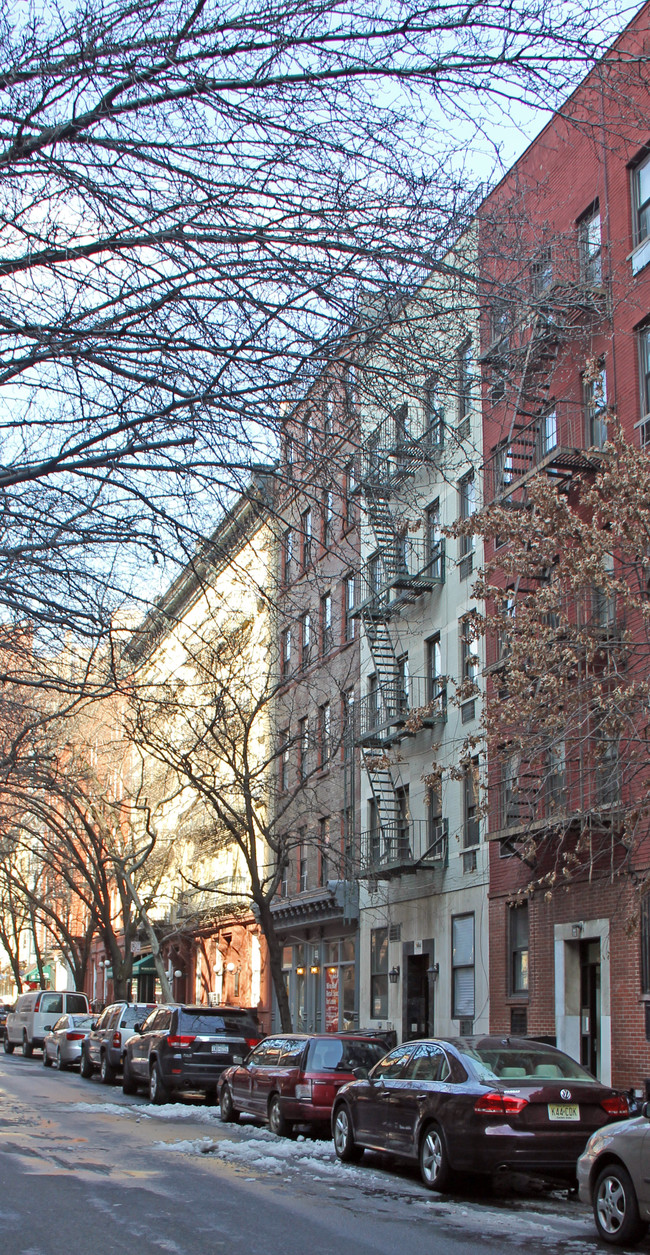 331 E 81st St in New York, NY - Foto de edificio - Building Photo