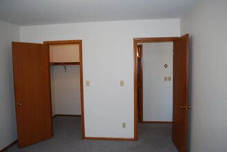 5625 W Brown Deer Rd, Unit 207 in Brown Deer, WI - Building Photo - Building Photo