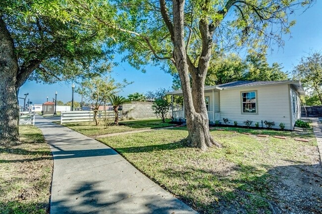 1001 9th Ave N in Texas City, TX - Building Photo - Building Photo