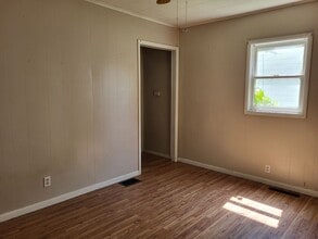 109 Chestnut St-Unit -Apt B in Elmira, NY - Building Photo - Building Photo