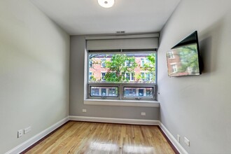 2323 W Taylor St, Unit 2 in Chicago, IL - Foto de edificio - Building Photo