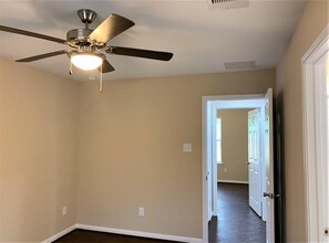 6229 Bobby Burns St in Houston, TX - Building Photo - Building Photo