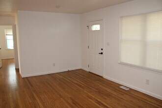 713 N Sunset Dr in Independence, MO - Foto de edificio - Building Photo