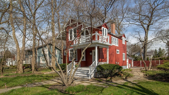 346 E Prospect Ave in Lake Bluff, IL - Building Photo - Building Photo