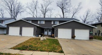 1390 Daleview Dr in Marion, IA - Building Photo
