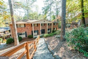 2516 Peachwood Cir NE in Atlanta, GA - Building Photo