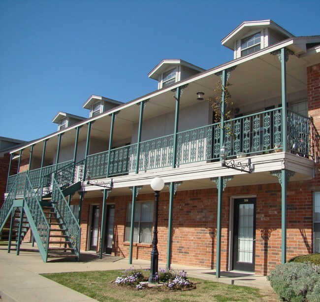 Versailles in Denton, TX - Foto de edificio - Building Photo