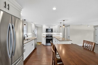 222 Robbins Ave in Newington, CT - Building Photo - Building Photo