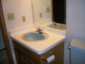 2051 Cliff Alex Ct S, Unit Apt 3 in Waukesha, WI - Foto de edificio - Building Photo