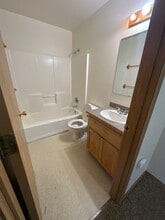1265 NW Stannium Rd in Bend, OR - Foto de edificio - Building Photo