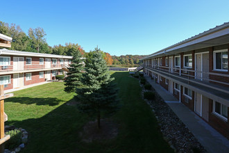 Foxtail Glen on White Pond in Akron, OH - Foto de edificio - Building Photo