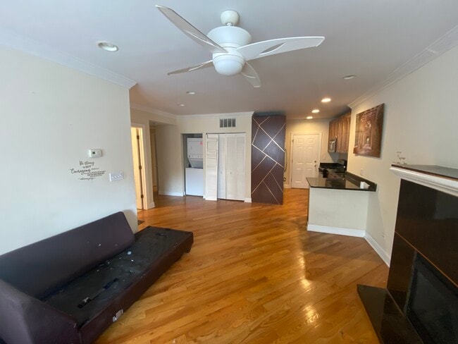 2241 W Morse Ave, Unit 2 in Chicago, IL - Foto de edificio - Building Photo