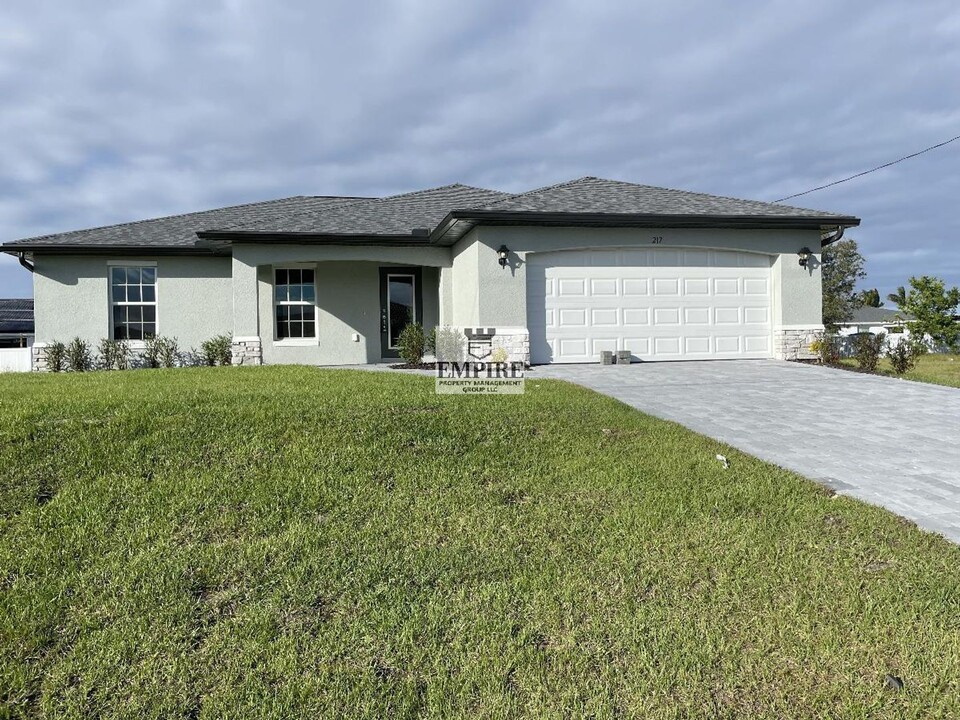 217 NW 15th St in Cape Coral, FL - Foto de edificio