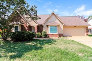 8144 Creekside Cir N in Memphis, TN - Building Photo