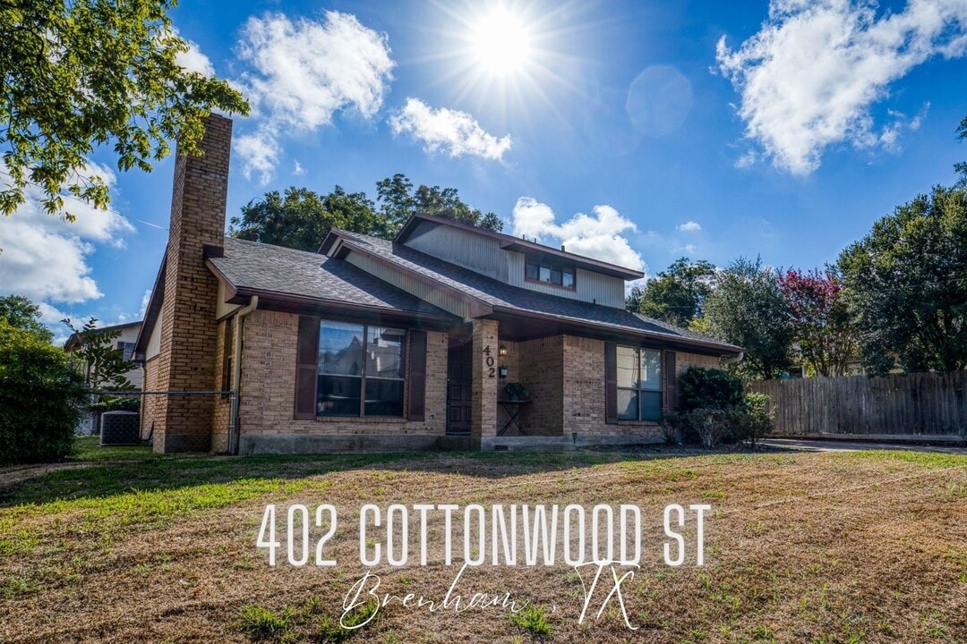 402 Cottonwood St in Brenham, TX - Building Photo
