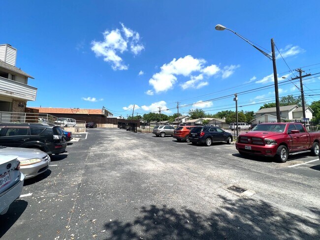 2500 Burleson Rd in Austin, TX - Foto de edificio - Building Photo