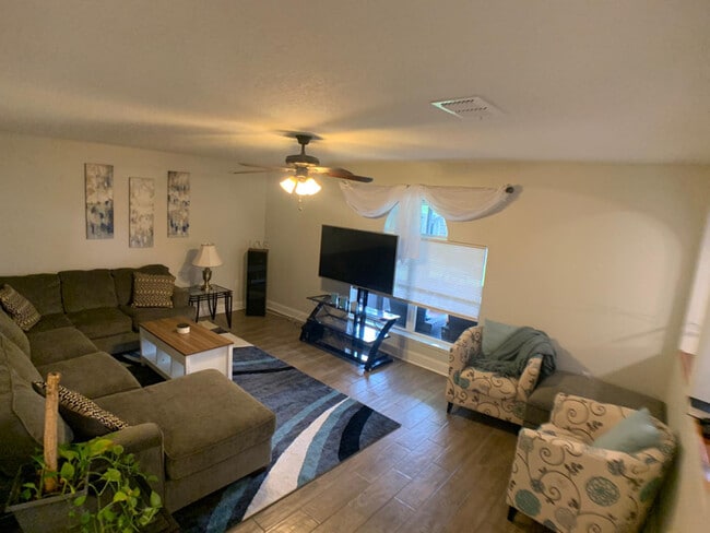 24566 SW 11th Rd in Newberry, FL - Foto de edificio - Building Photo