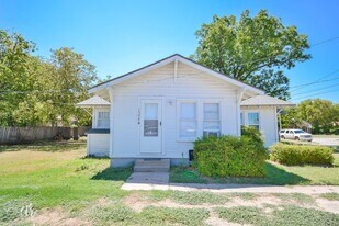 1329 S 11th St, Unit B in Abilene, TX - Building Photo