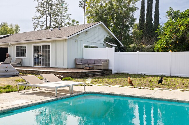 23018 Oxnard St in Woodland Hills, CA - Foto de edificio - Building Photo