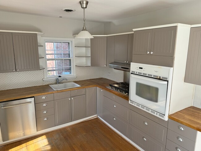 302 Robertson Ave, Unit A - Main House in Charlottesville, VA - Building Photo - Building Photo