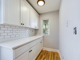 676 Adams St, Unit 1 in Boston, MA - Building Photo - Building Photo