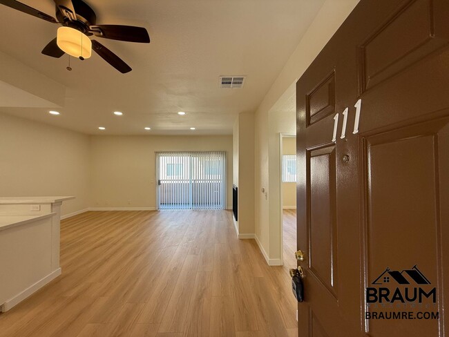11459 Collins St in Los Angeles, CA - Building Photo - Building Photo
