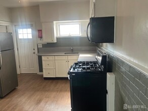 110 Oak Tree Ave in South Plainfield, NJ - Building Photo - Building Photo