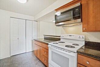 9494 Redmond - Woodinville Rd NE in Redmond, WA - Building Photo - Building Photo