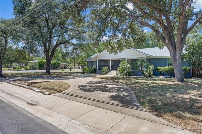115 E Holland St in San Marcos, TX - Foto de edificio - Building Photo
