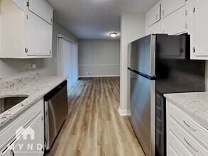 392 Colchester Dr in Stone Mountain, GA - Foto de edificio - Building Photo