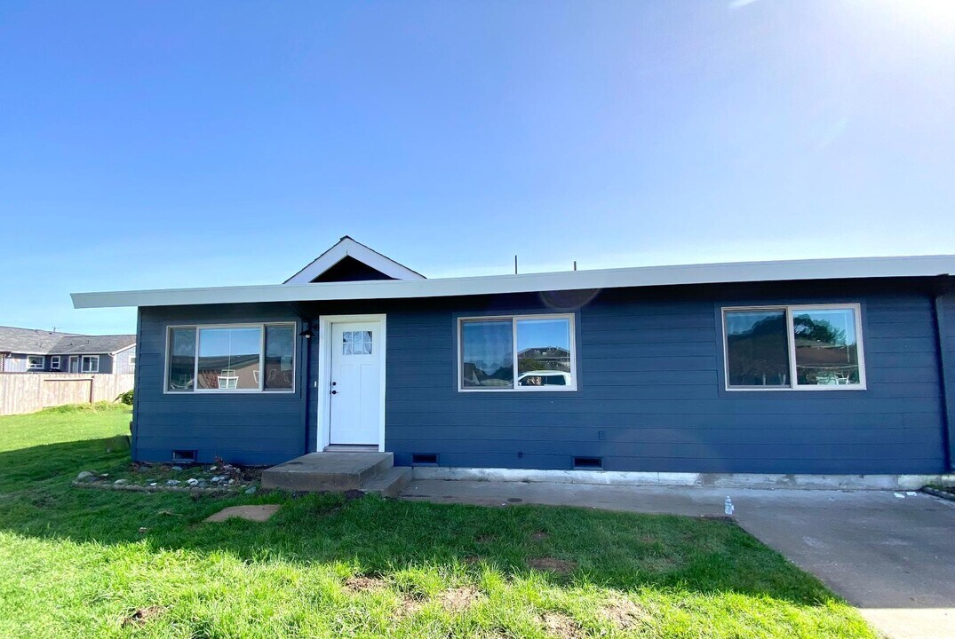 3051 Hazel Ave in Mckinleyville, CA - Building Photo