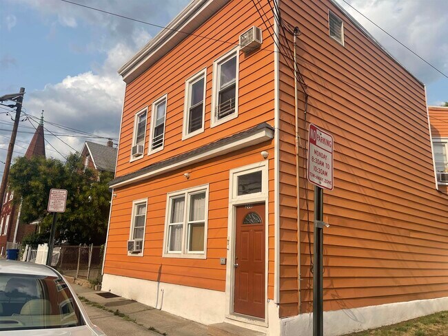 208 4th St in Passaic, NJ - Building Photo - Building Photo