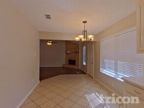 6056 Birchhill Rd in Watauga, TX - Foto de edificio - Building Photo