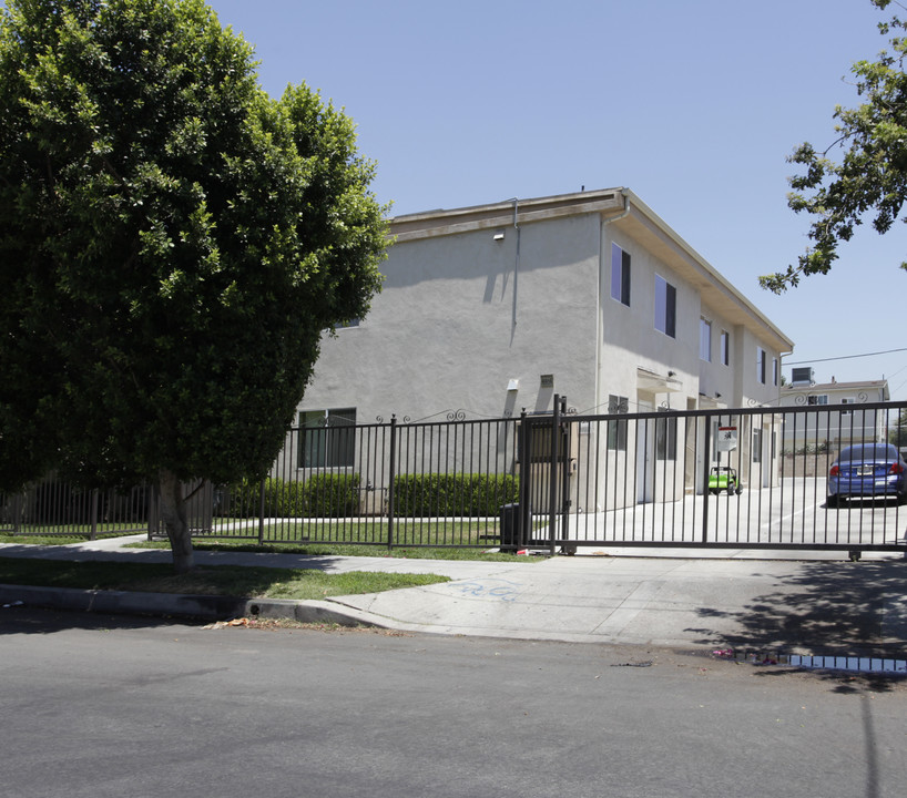 6916 Agnes Ave in North Hollywood, CA - Foto de edificio