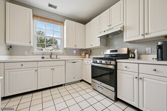 7 Wildflower Ln in Morristown, NJ - Building Photo - Building Photo